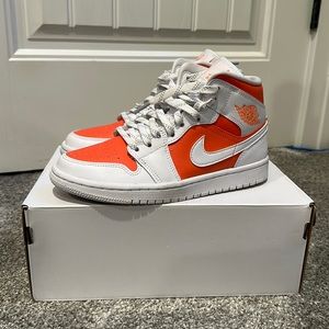 WMNS AIR JORDAN 1 MID SE